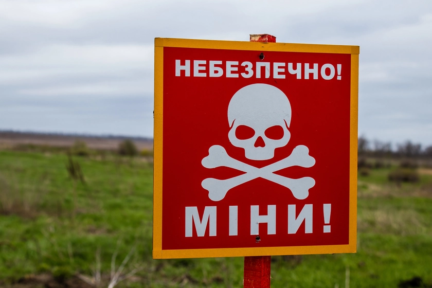 Майже 1380 людей постраждали через міни та вибухівку за майже 4 роки війни