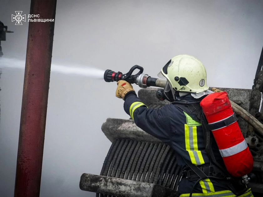 Під Львовом невідомий дрон врізався у житловий будинок