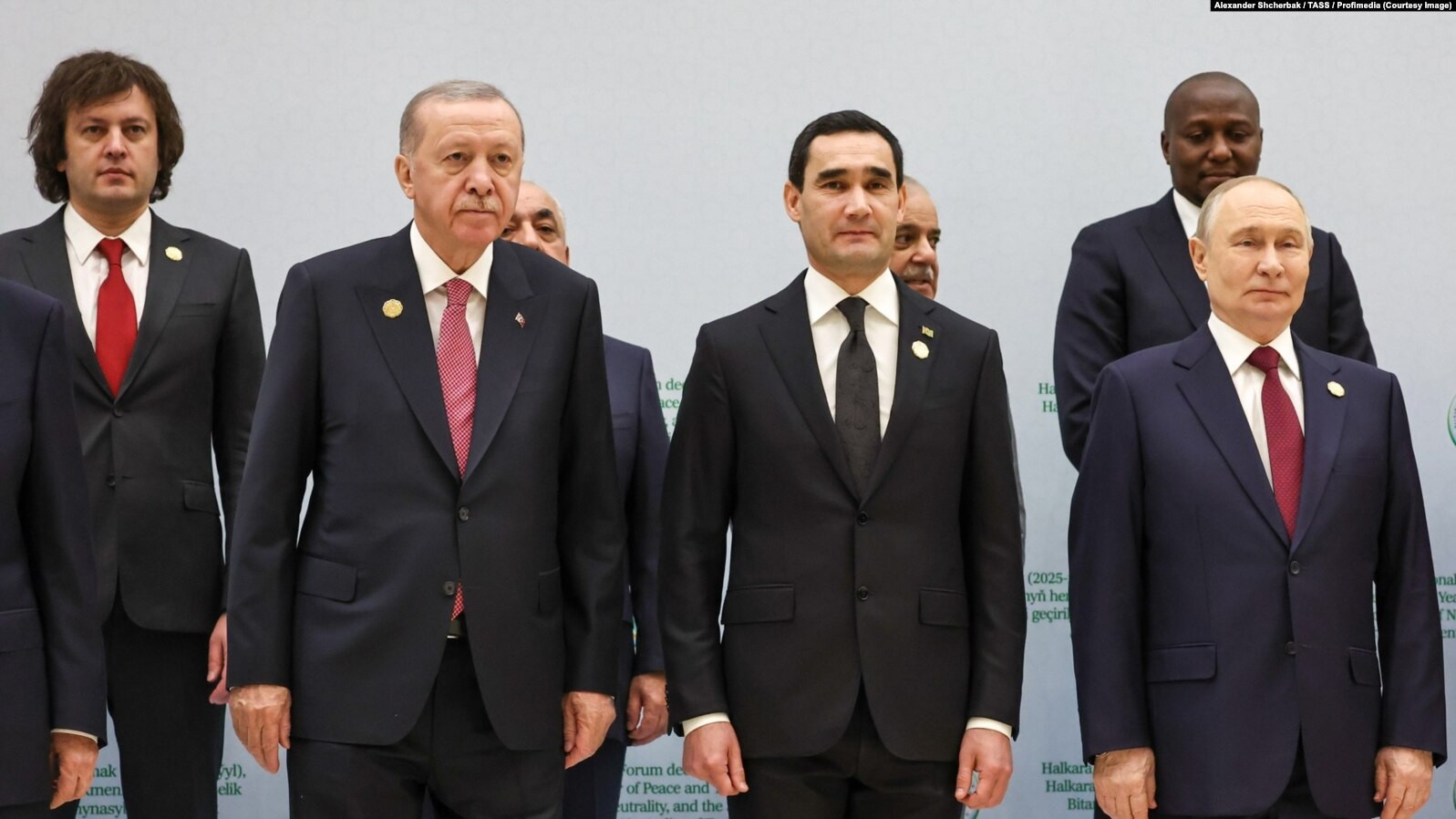Georgian PM Sparks Outcry After Appearing at Forum Alongside Putin in Turkmenistan