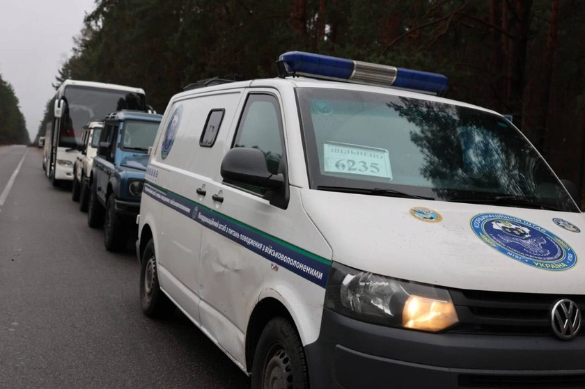 Білорусь звільнила п’ятьох цивільних українців, - Зеленський
