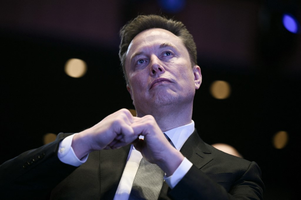 Musk Calls Sikorski “Drooling Imbecile” in Starlink War Row