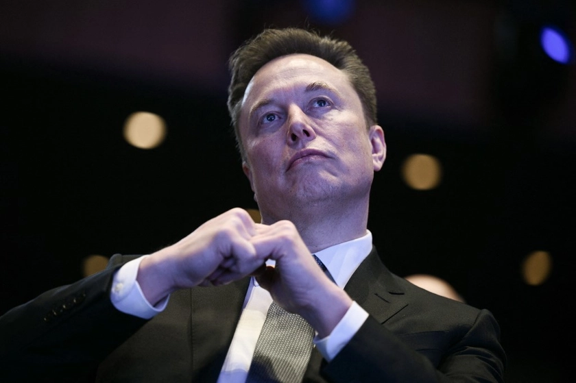 Musk Calls Sikorski ‘Drooling Imbecile’ in Starlink War Row