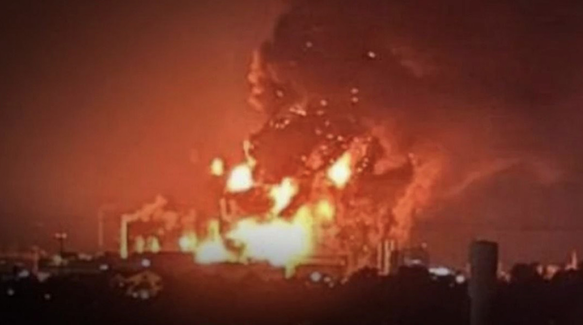 Ukraine Confirms Deep Strikes on Russian Oil Refinery, Gas Platform