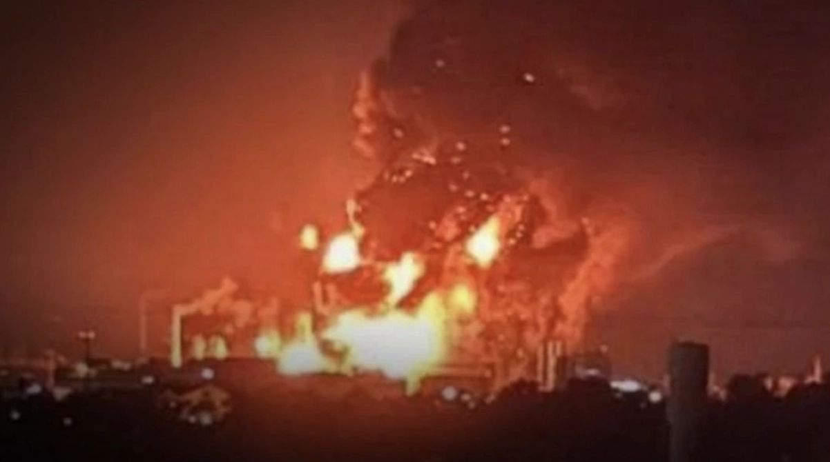 Ukraine Confirms Deep Strikes on Russian Oil Refinery, Gas Platform