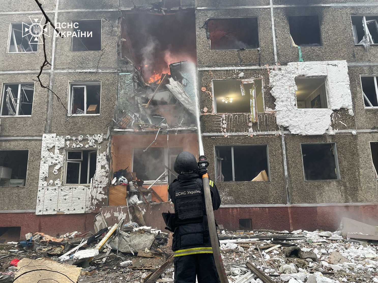 No Christmas Pause: Russian Strike Hits Residential Building in Chernihiv, Killing One