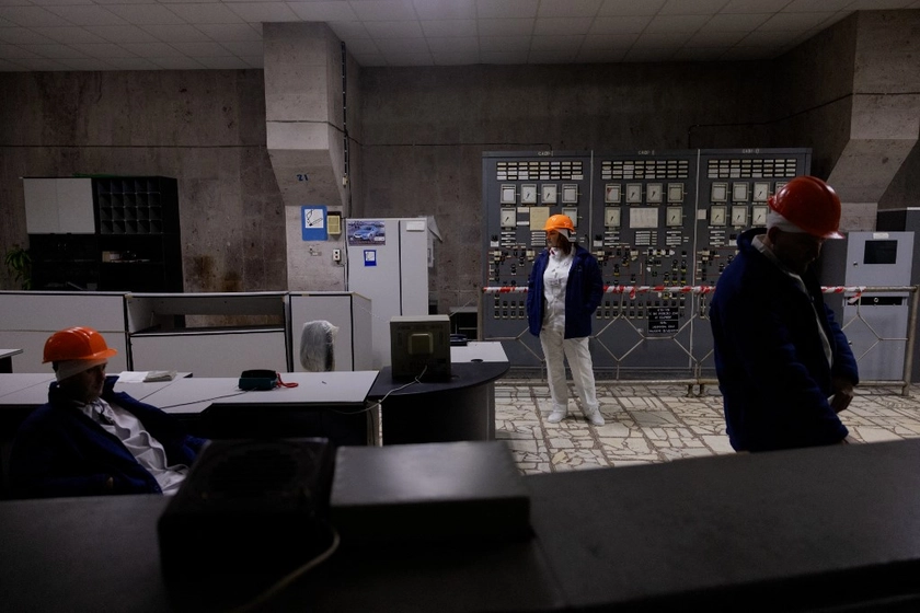 Inside Chornobyl, Ukraine Scrambles to Repair Radiation Shield