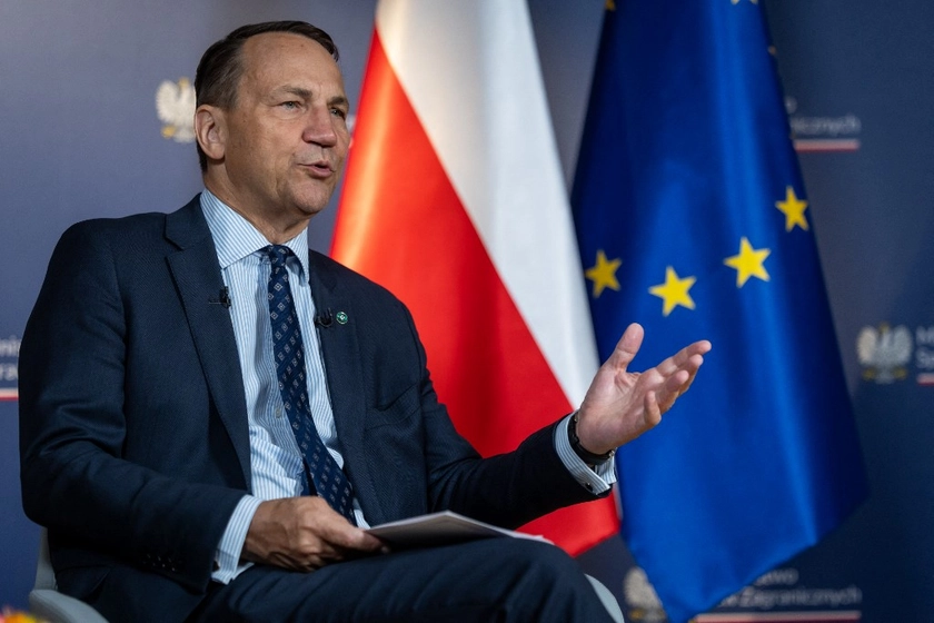 Сікорський розповів про реальний внесок українців в економіку Польщі