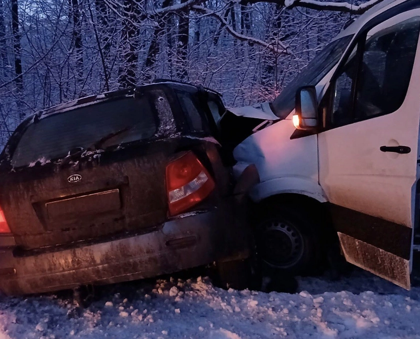 На Харківщині зіткнулися легковик і автобус: є постраждалі