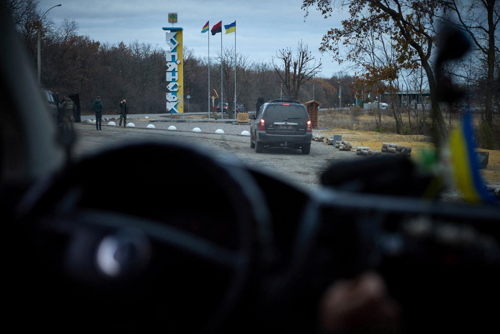 Kyiv Troops Advance, Take Russian Prisoners in Kupyansk Battle Mop-Up