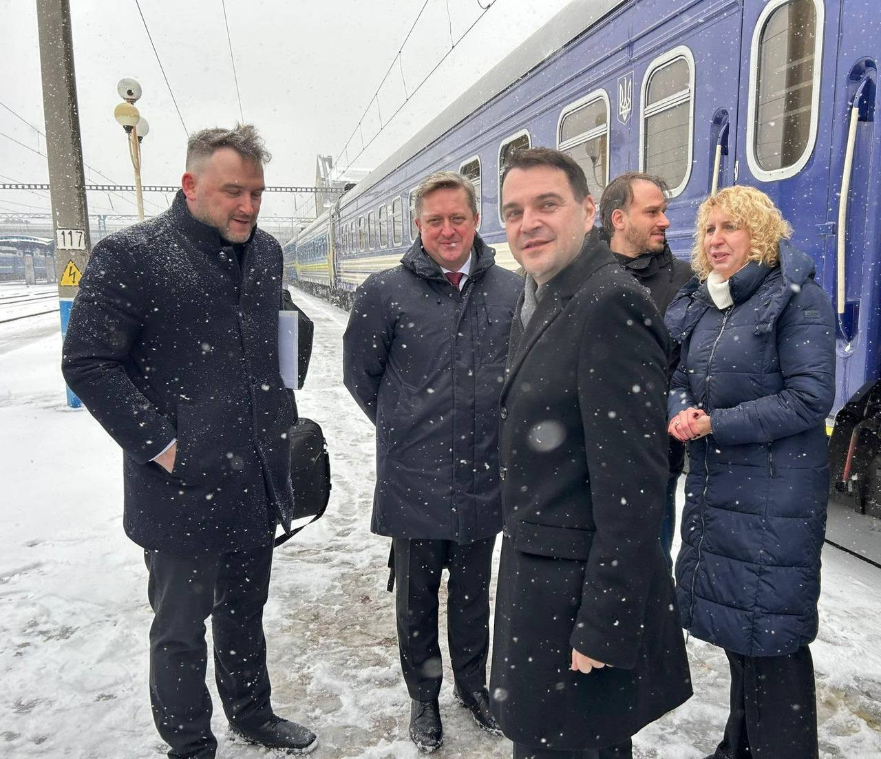 Czech Foreign Minister Arrives in Kyiv After Russian Attack Delays Train, Amid Prague Political Row