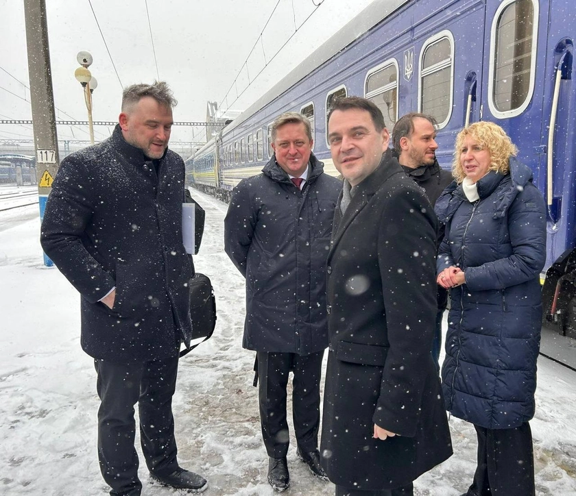 Czech Foreign Minister Arrives in Kyiv After Russian Attack Delays Train, Amid Prague Political Row