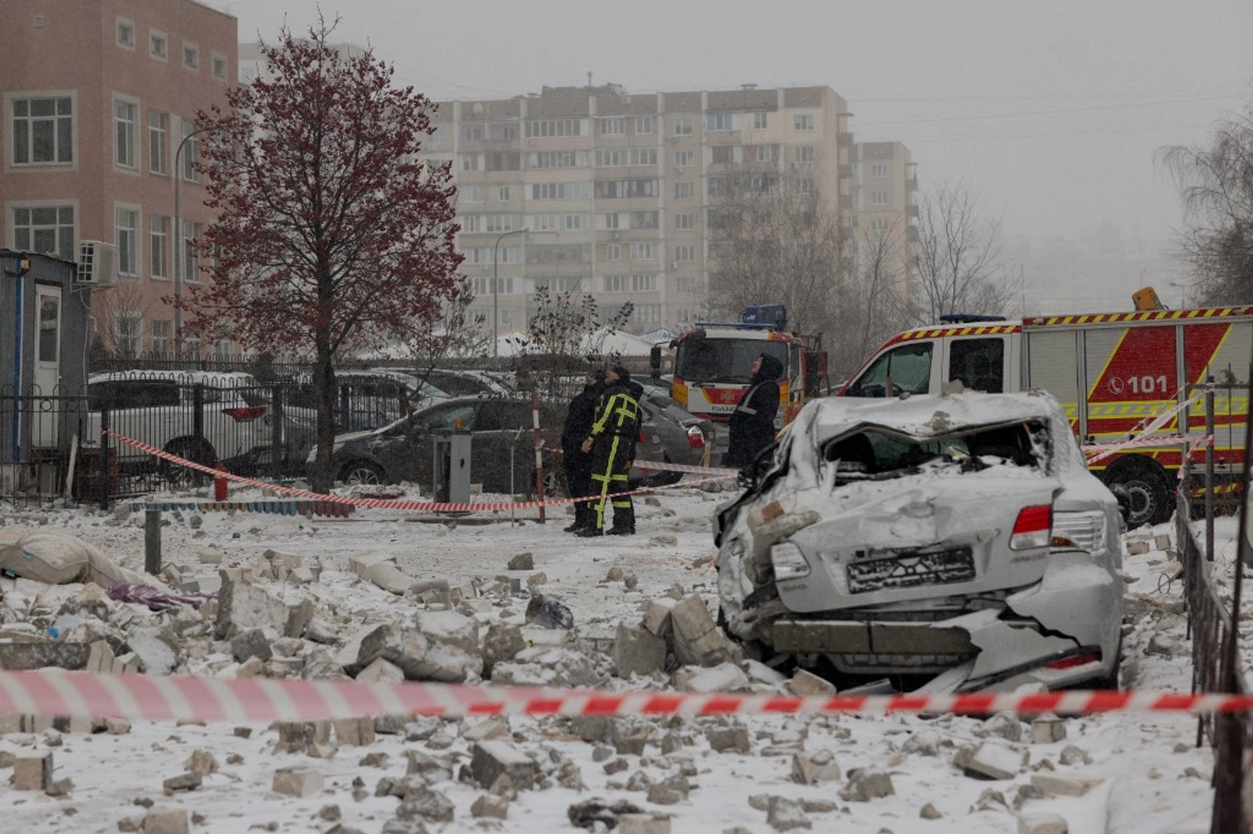 Russia Strikes Kyiv Overnight: 4 Dead, 6,000 Buildings Without Heat, Residents Urged to Leave