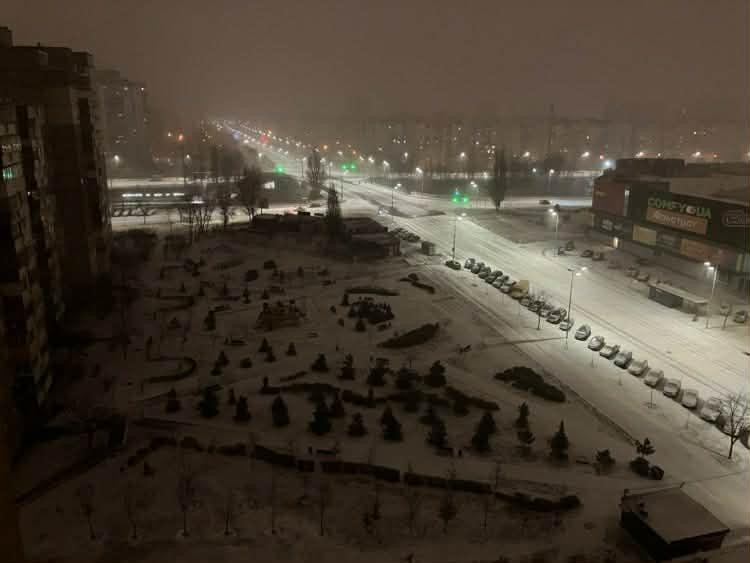 Kyiv Left Freezing at -10°C After Russian Missile Strike, Mayor Urges Residents to Leave