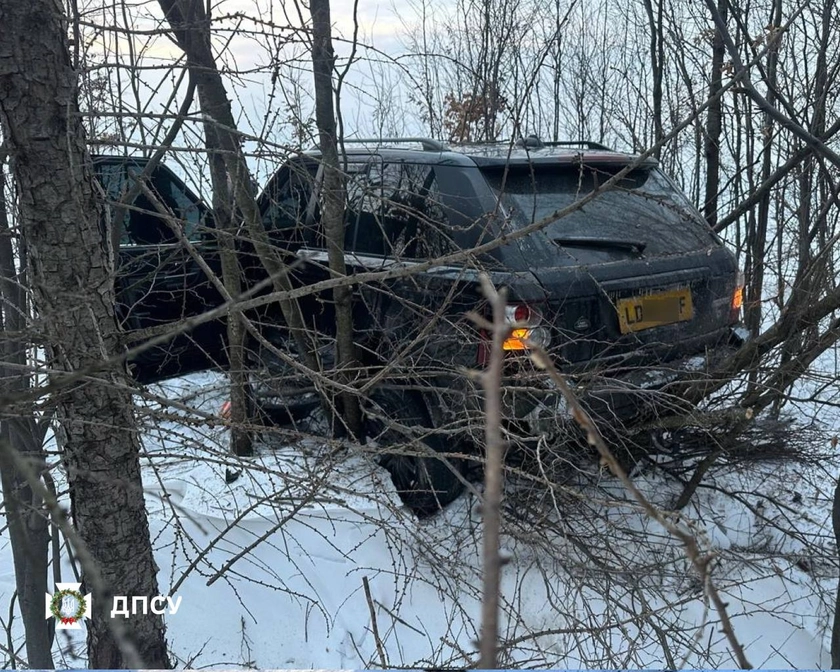 Водій Range Rover намагався прорватися до Румунії та збив прикордонника