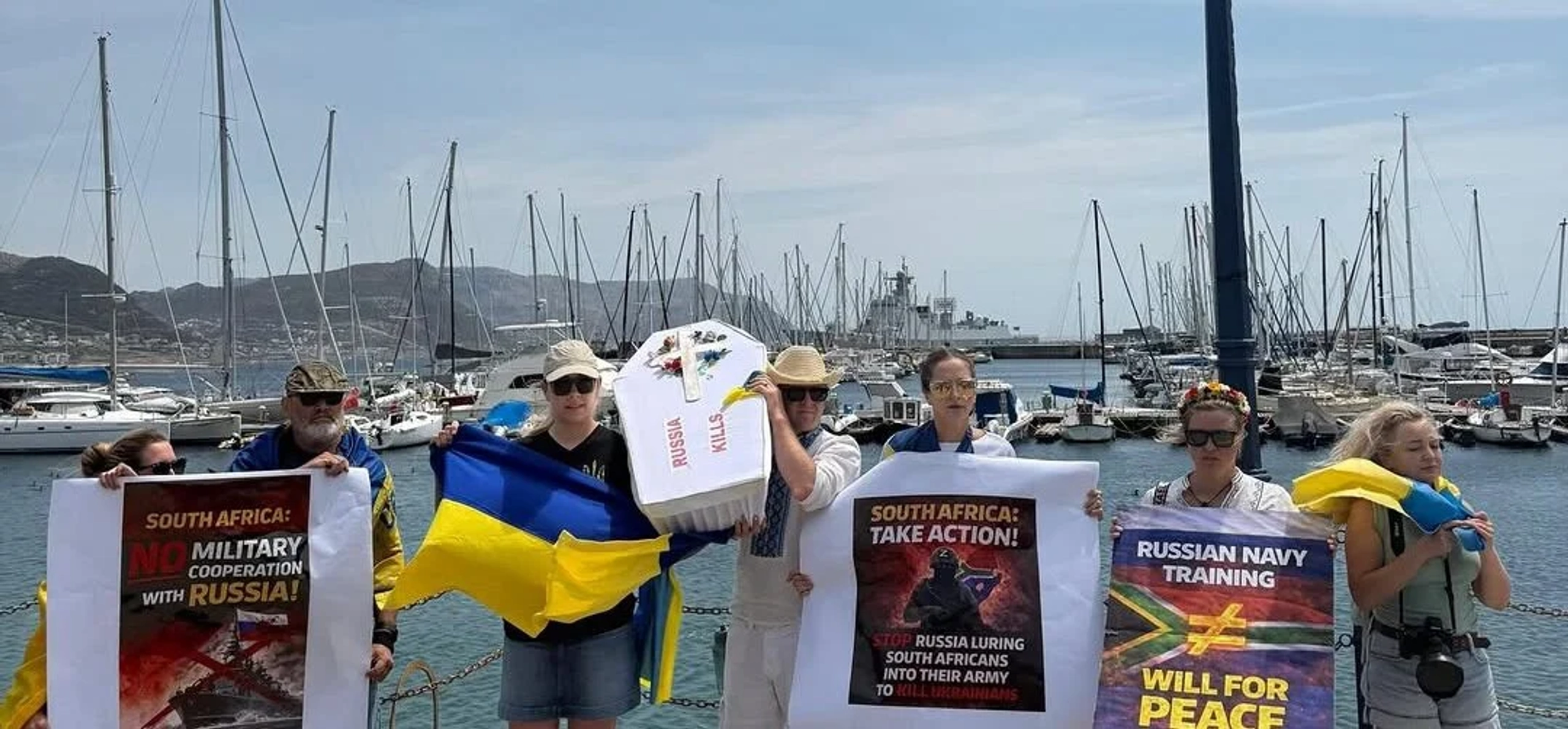 У ПАР українці вийшли на протест проти військових навчань з російським флотом