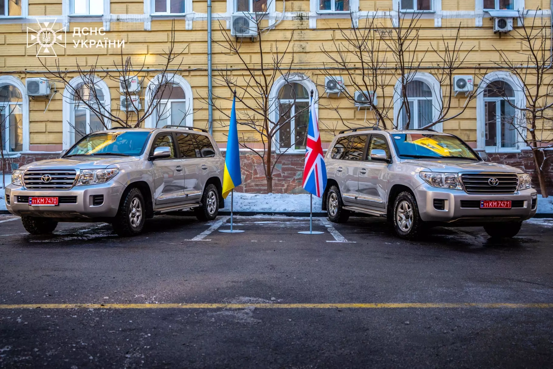 Британія передала українським рятувальникам броньовані позашляховики