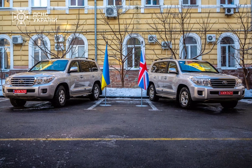 Британія передала українським рятувальникам броньовані позашляховики