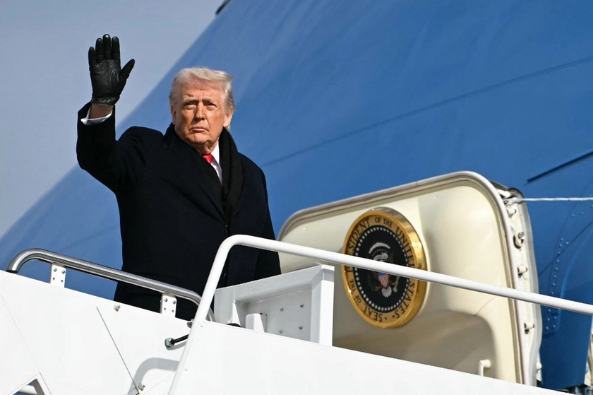 Трамп вирушає до Давосу на тлі шторму та озираючись на Батьківщину