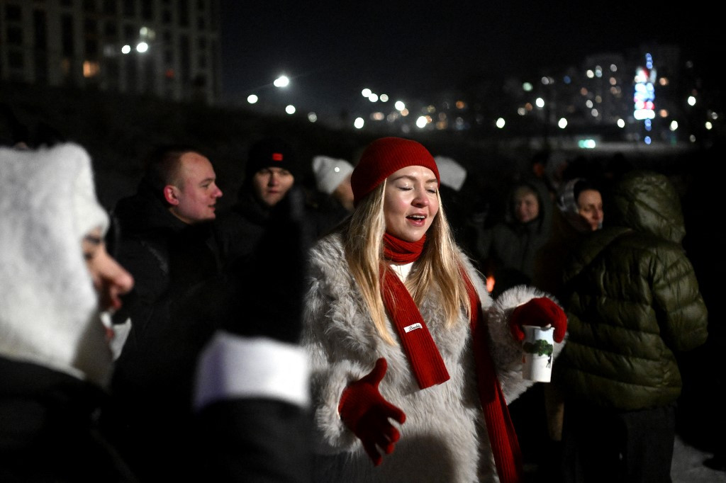 Ukrainians Defy Cold, Russian Strikes at Sub-Zero Street Party