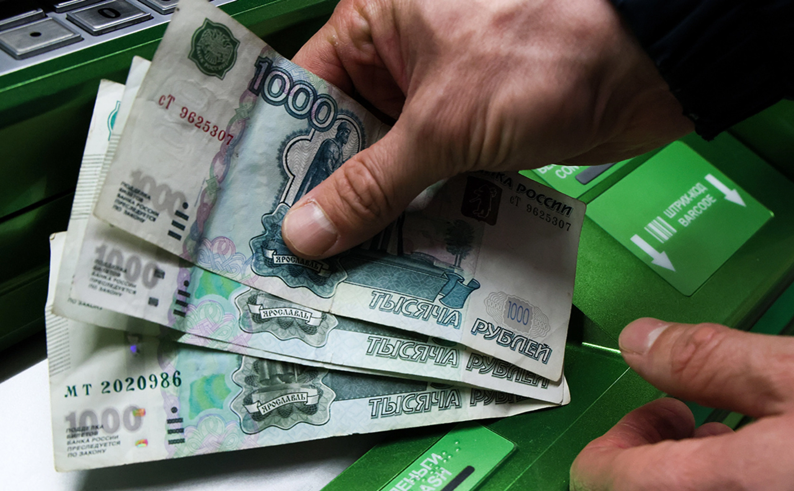 Росіяни масово забирають гроші з банків: що відбувається