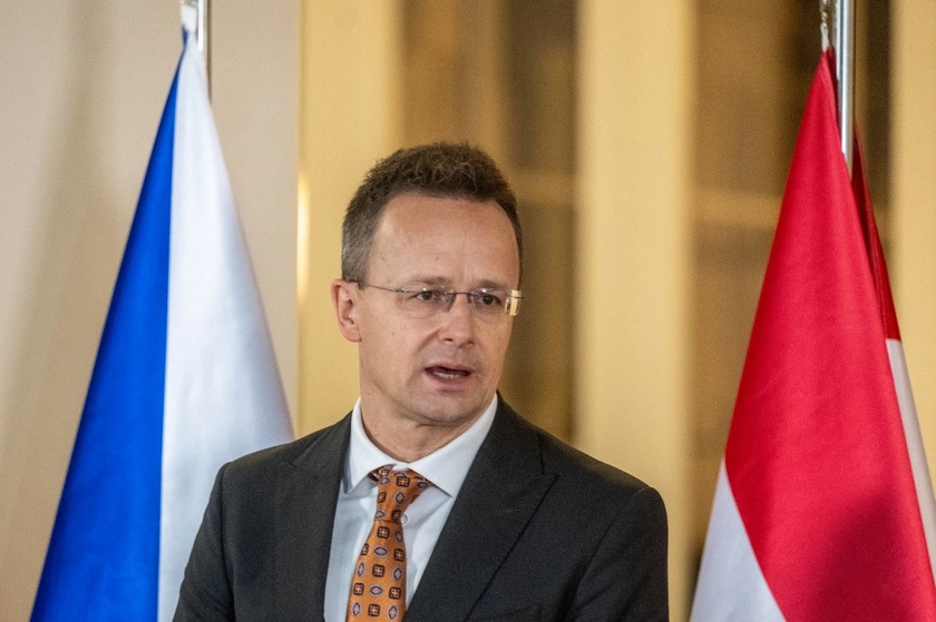 Сійярто підтримав нелегальне переправлення українців через кордон