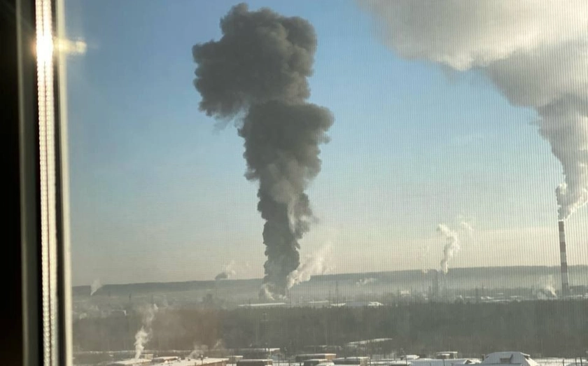 Російський НПЗ за 2 000 км від українського кордону під атакою дронів