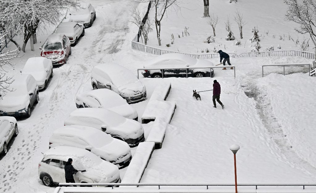 Heavy Snow Paralyzes Kyiv, Triggers Traffic Gridlock, Road Accidents