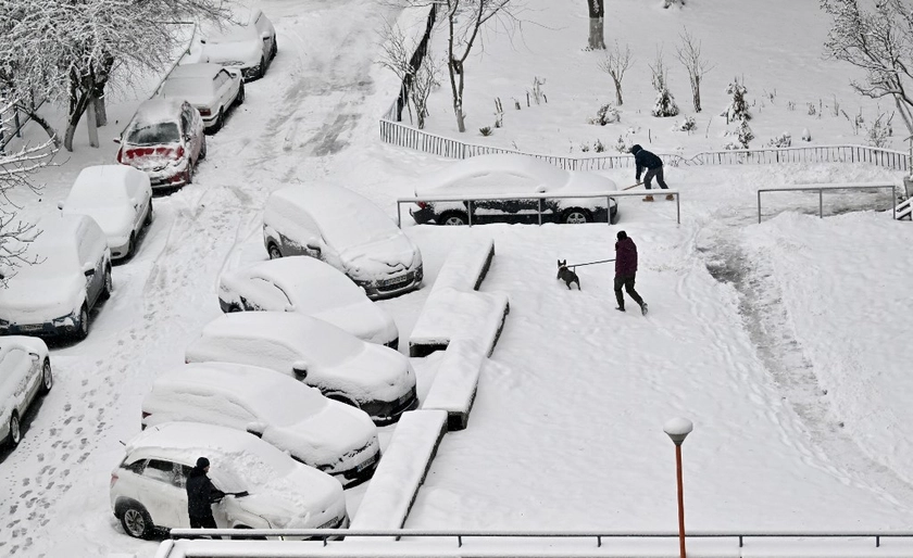 Heavy Snow Paralyzes Kyiv, Triggers Traffic Gridlock, Road Accidents