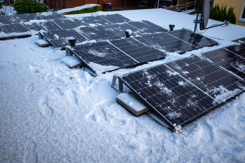 Kyiv Residents Pool Together for Solar Panels and Batteries Amid Russian Strikes