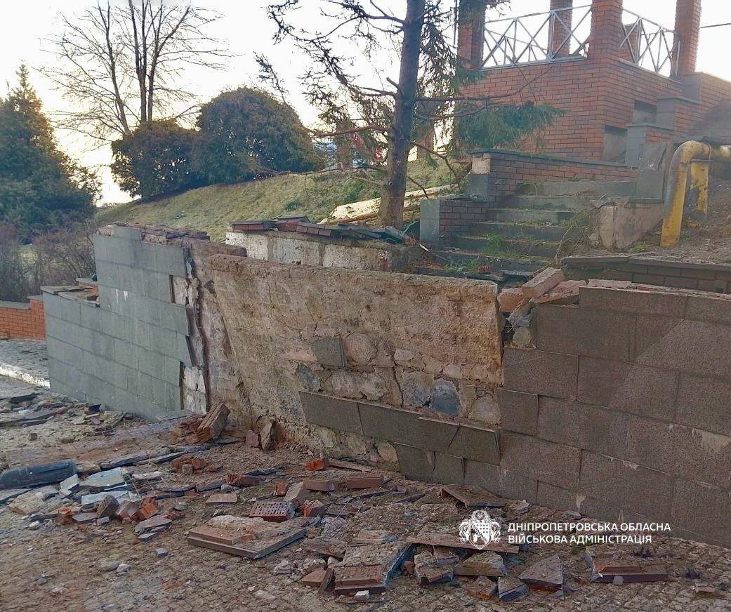 Russian Strike on Dnipro Damages High-Rise Buildings and Transport Infrastructure, Injuring One