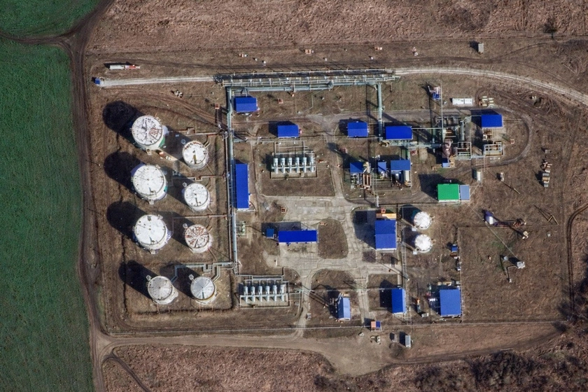 У Краснодарському краї після атаки дронів загорівся НПЗ