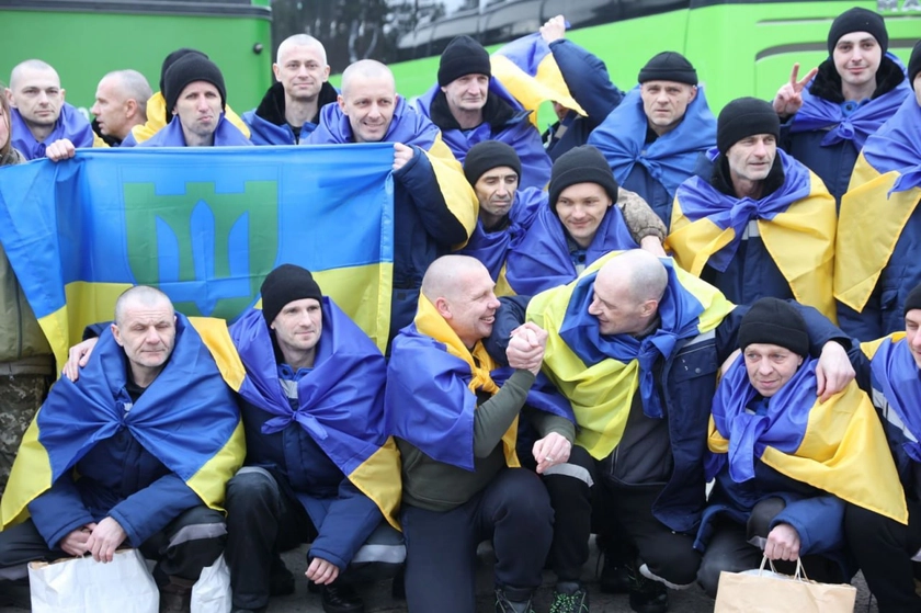 Ukraine, Russia Begin 500-for-500 POW Exchange, First 200 Ukrainians Return Home