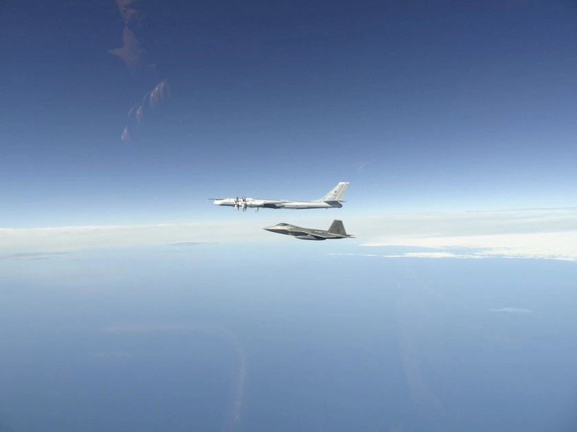США та Канада перехопили два російські літаки Ту-142 біля Аляски