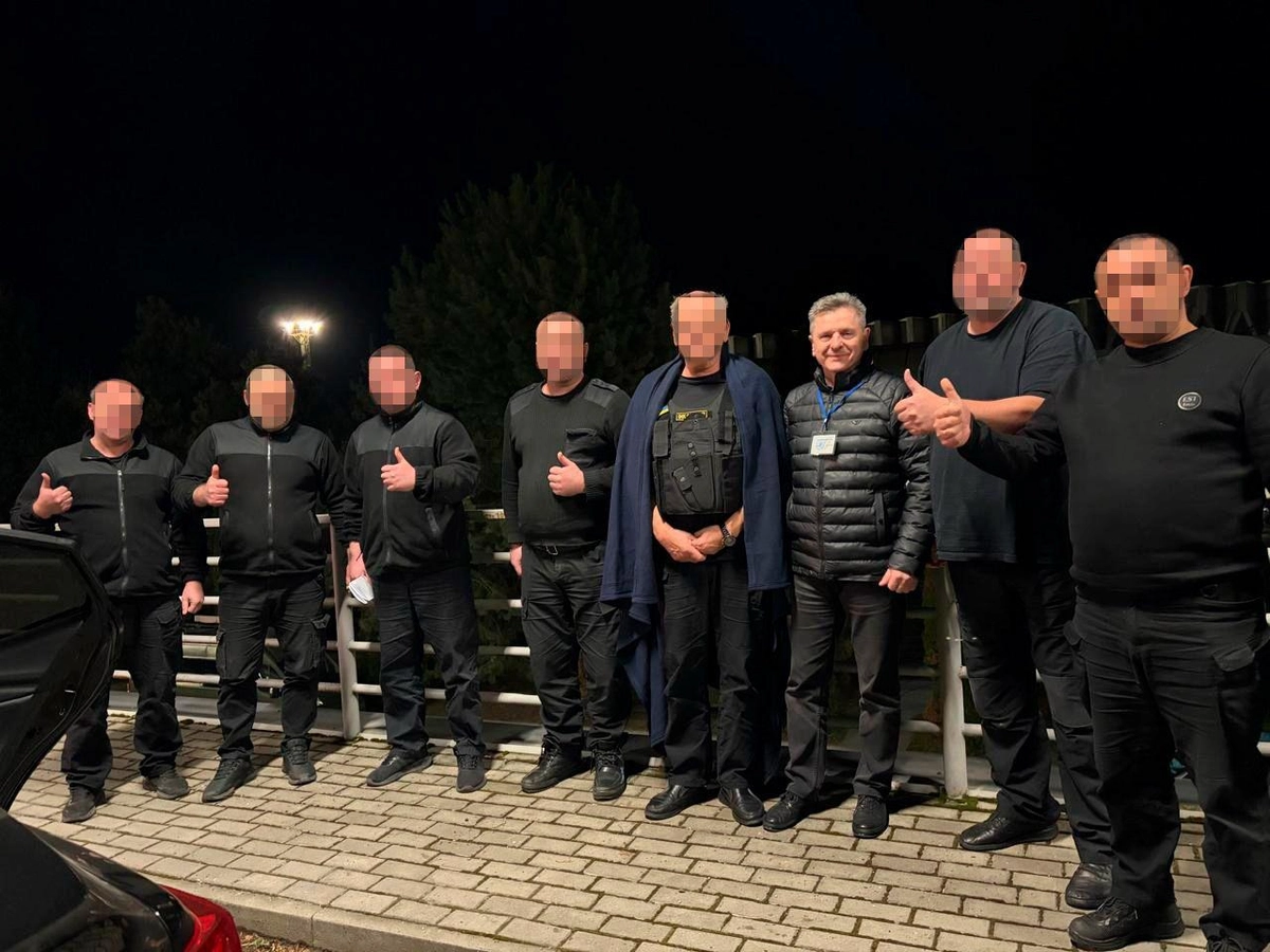 Seven Oschadbank employees after returning to Ukraine following their detention by Hungarian authorities.