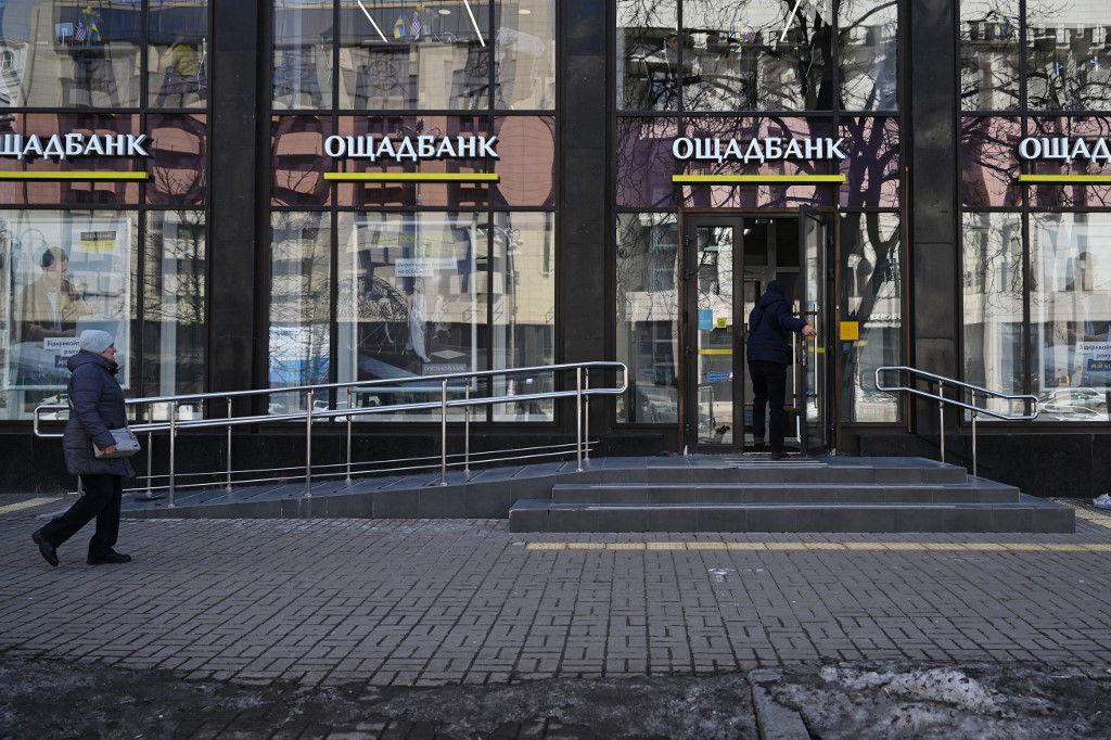 ‘Kept in Handcuffs for 28 Hours’ – Ukraine’s Foreign Ministry Slams Hungary for Torturing Oschadbank Couriers