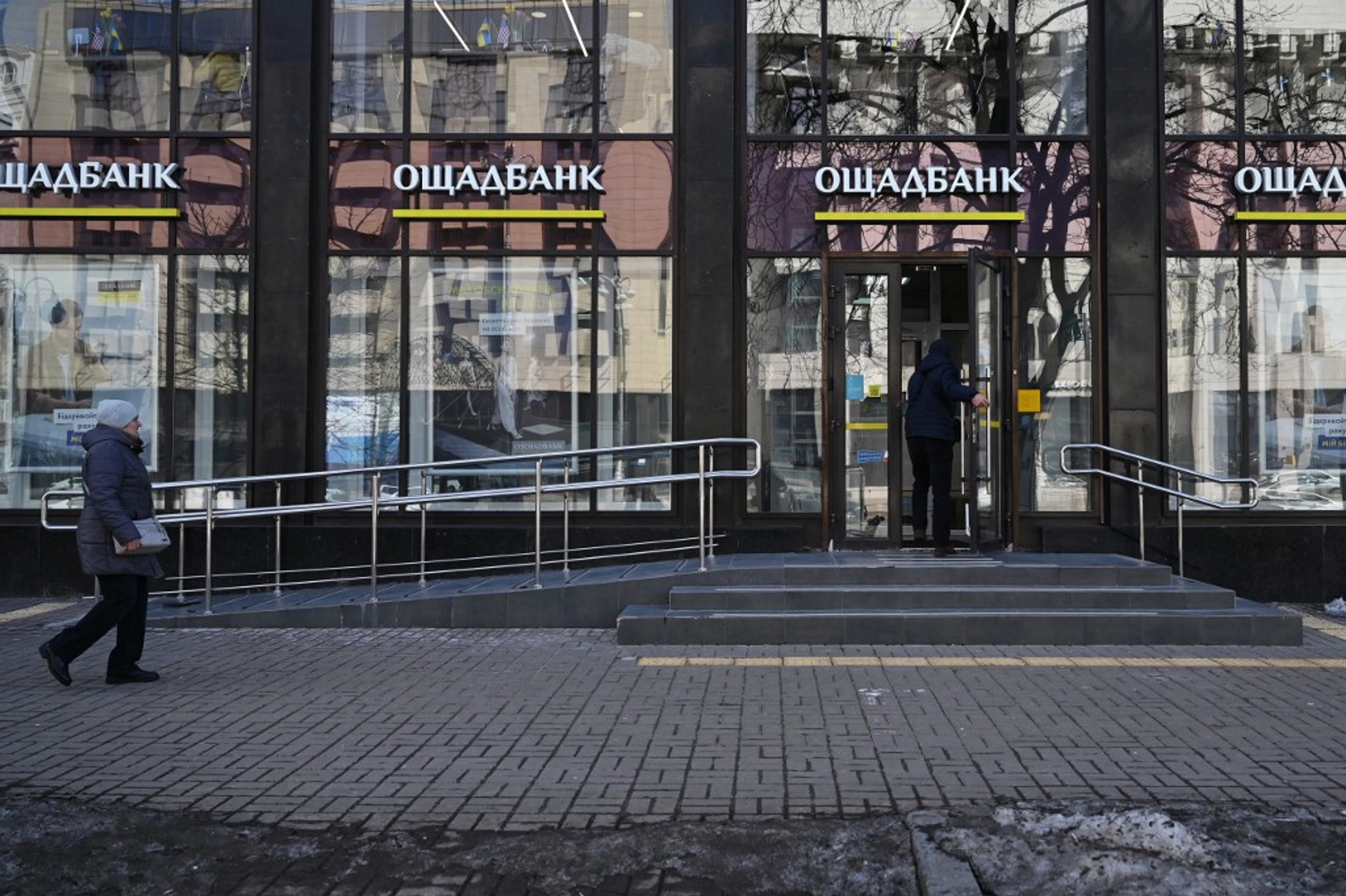 Hungary Returns Seized Oschadbank Armored Vehicles, Cash Still in Custody