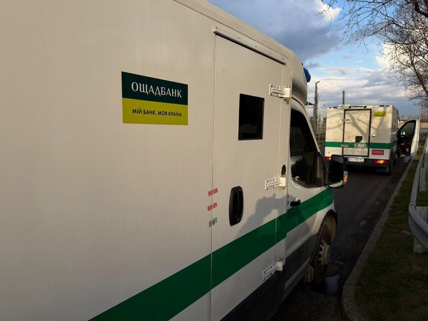 Угорщина повернула Ощадбанку інкасаторські автомобілі