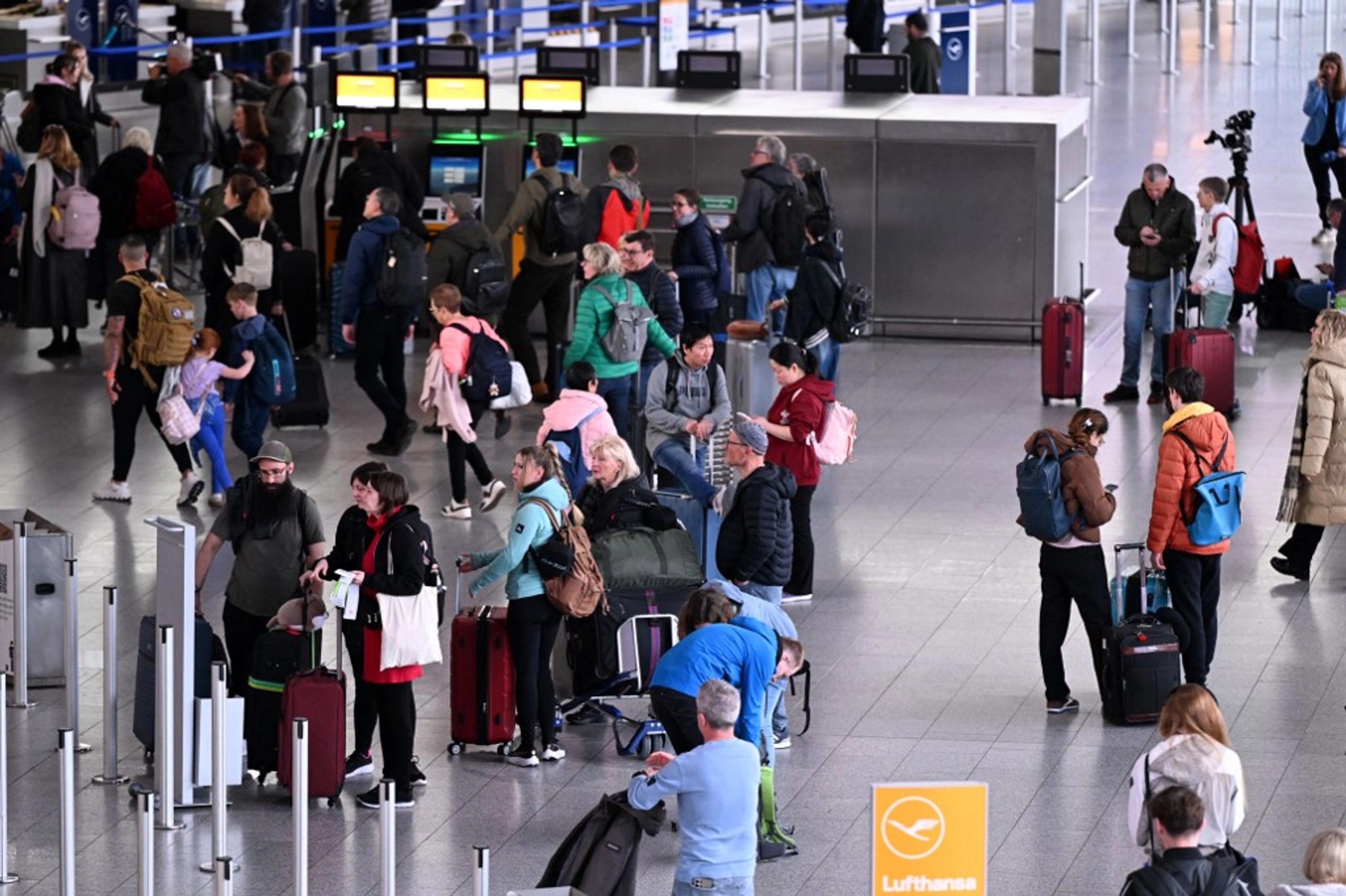 Berlin Cracks Down on Russians Fleeing Mobilization, Moscow Warns Travelers