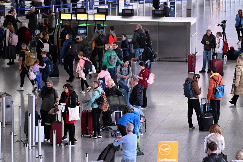 Berlin Cracks Down on Russians Fleeing Mobilization, Moscow Warns Travelers