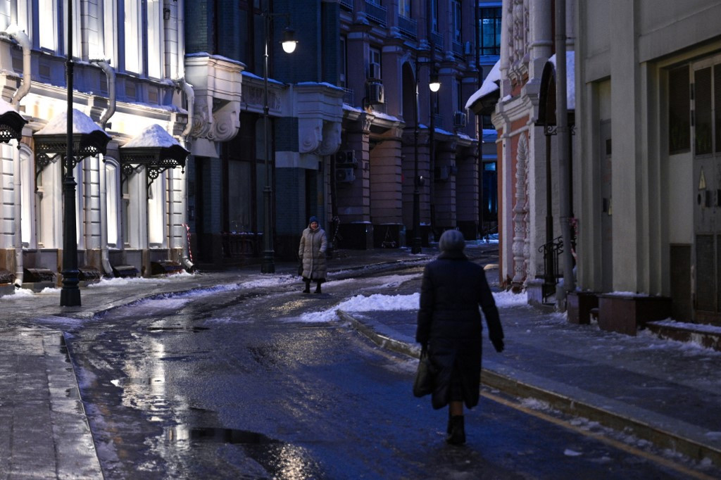 Moscow Residents Turn to Walkie-Talkies, Paper Maps Amid Internet Blackout