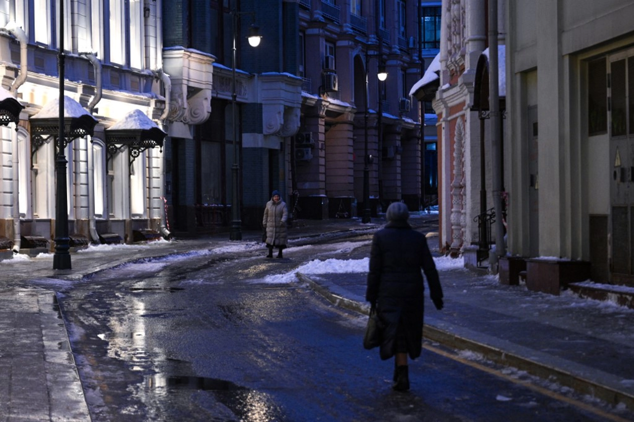 Moscow Residents Turn to Walkie-Talkies, Paper Maps Amid Internet Blackout
