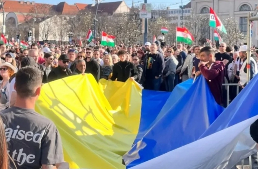 Мадяр назвав провокацією появу прапора України на мітингу опозиції