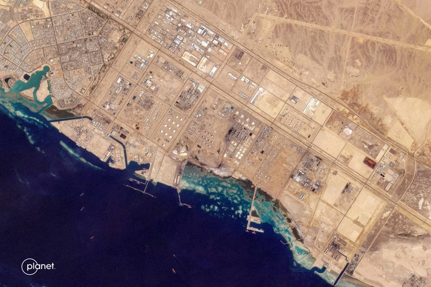 Iran Targets Saudi Port Seen as Alternative to Strait of Hormuz
