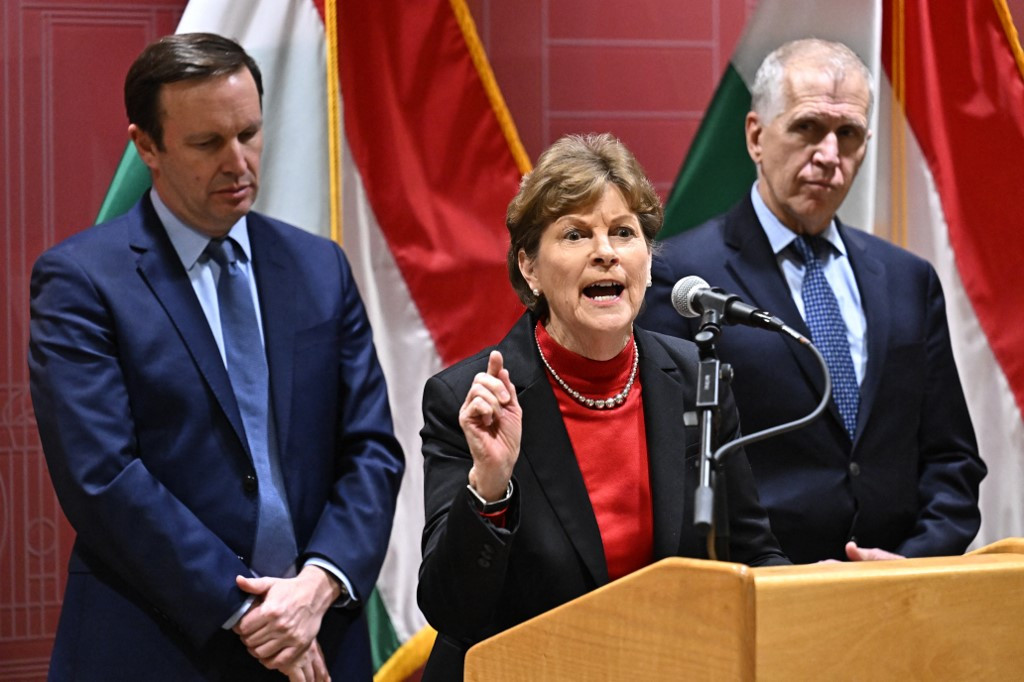 US Senators Hint at Sanctions Plans for Hungarian Officials Over Ukraine Aid Veto