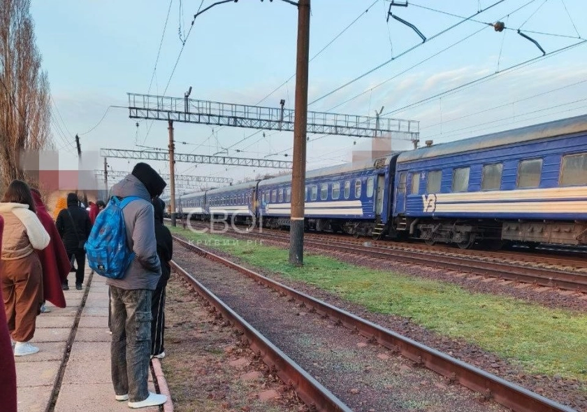 Потяг Київ-Кривий Ріг тричі зупиняли через атаку дронів, - медіа