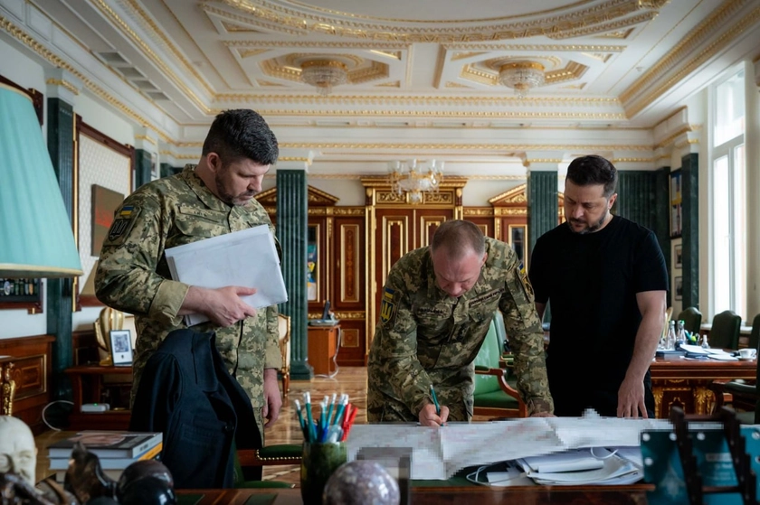 Зеленський: Основні сили ворога кинуті на Олександрівський та Покровський напрямки