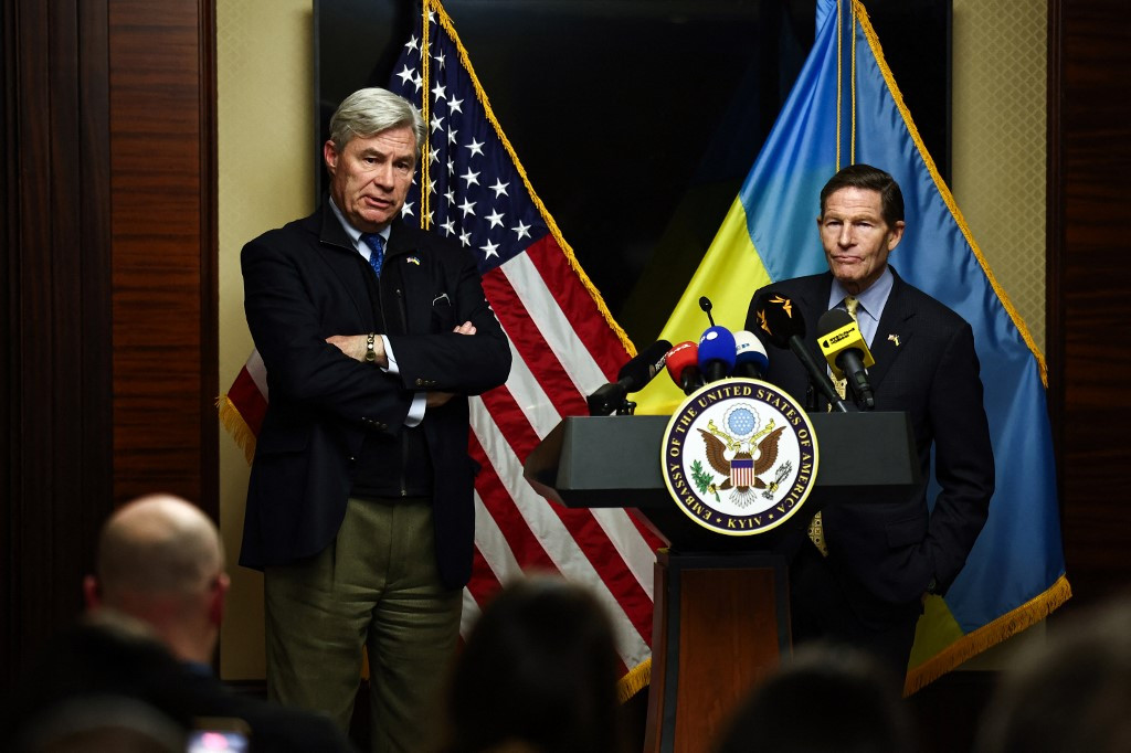 Democratic Senators Urge Trump Administration to End Russian Oil Sanctions Waiver