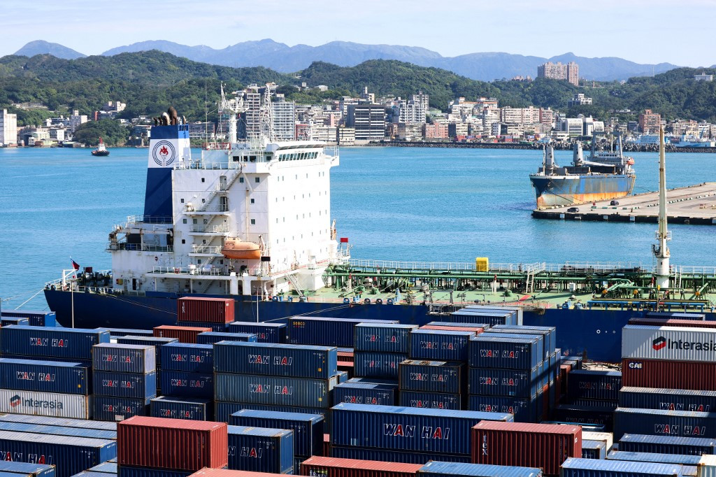 Qatar Restores Maritime Traffic as US Navy Begins Clearing Hormuz Mines