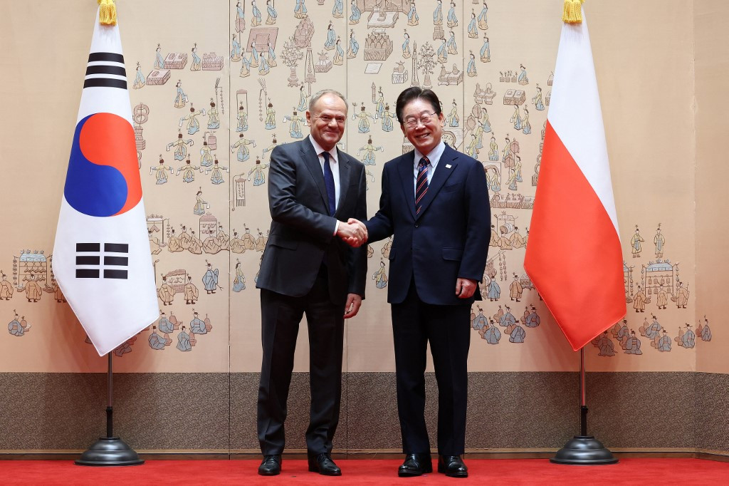 South Korea, Poland Vow Deeper Defense Ties on Tusk Visit