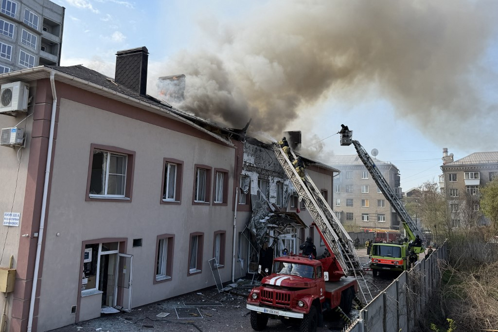 Russian Strikes Kill One, Wound Seven in Zaporizhzhia, Damage University